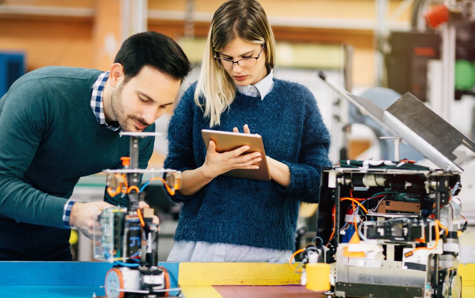 Študentka in študent pri projektnem delu v laboratoriju