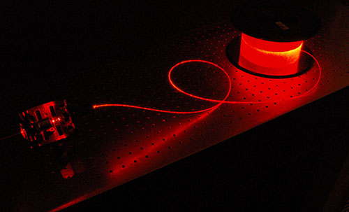 Optično vlakno, osvetljeno z rdečim laserjem